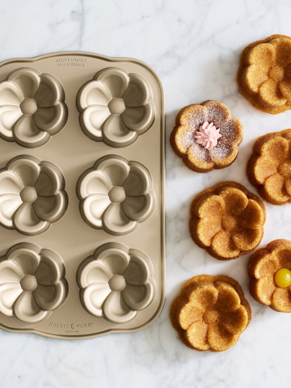 Nordic Ware Nonstick Cast Aluminum Daisy Buttercup Cakelet Pan